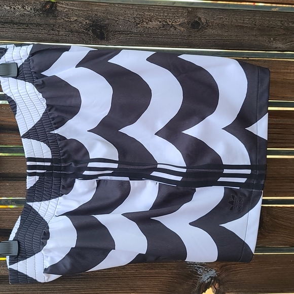 adidas originals X Marimekko Primegreen Sustainable Athletic Shorts Plus Size 2X - Picture 15 of 16